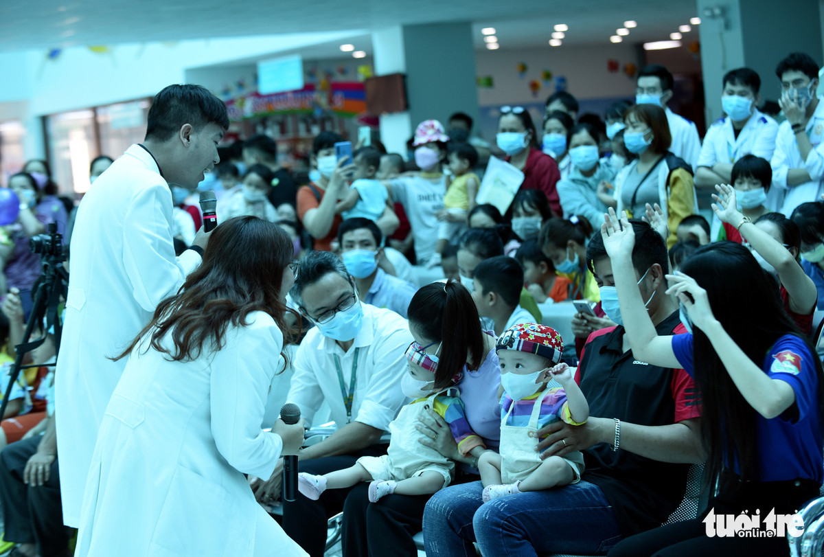 Ca mổ tách rời Trúc Nhi - Diệu Nhi vào top 10 sự kiện khoa học công nghệ năm 2020, top 10 trong sự kiện nổi bật của TP.HCM năm 2020 và nhận bằng xác lập kỷ lục Việt Nam. (Ảnh: Tuổi Trẻ)