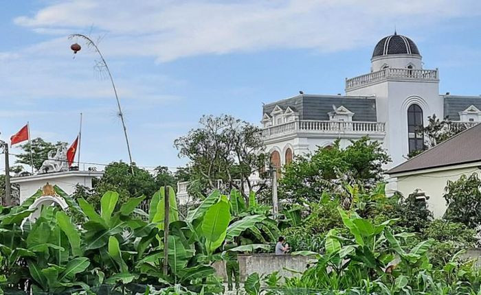 Cổng căn biệt thự- nơi xảy ra vụ nổ súng khiến 2 người tử vong.