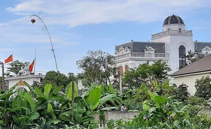 Cổng căn biệt thự- nơi xảy ra vụ nổ súng khiến 2 người tử vong.