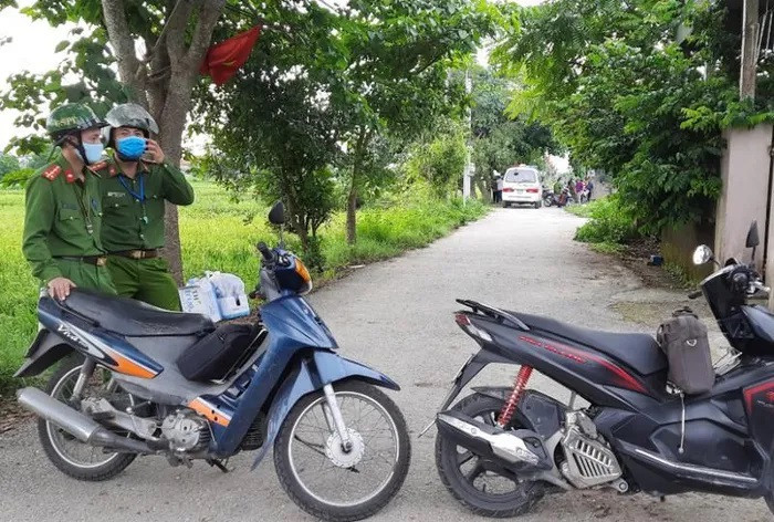 Công an TP Vinh, Công an tỉnh Nghệ An đã cử lực lượng xuống hiện trường. Tuy nhiên, nghi phạm nổ súng vẫn cố thủ trong nhà.