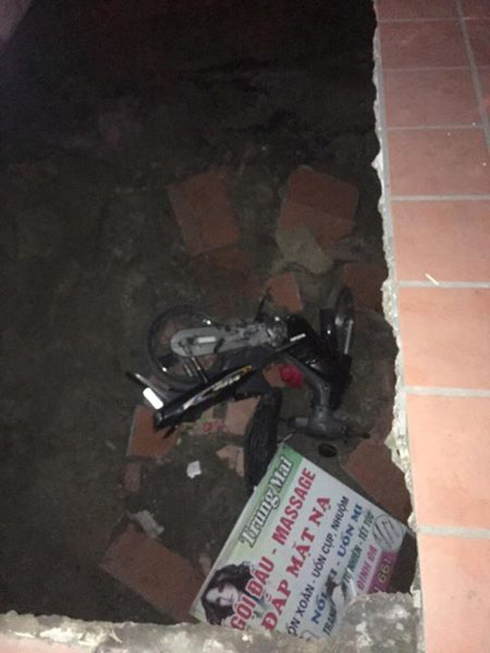  Hố tử thần "nuốt chửng" người lẫn xe máy, máy xúc trong đêm: Vụ việc xảy ra vào 20h tối 5/4/2018, tại trước cửa số nhà 222, thuộc khu Cao Sơn 1, phường Cao Sơn, TP. Cẩm Phả (Quảng Ninh). Vừa bước ra sân, anh Hoàng Công Hoan bất ngờ bị sụt xuống hố tử thần cùng hai xe máy bên cạnh. Gia đình nhờ cứu hộ đưa thang xuống cứu được anh Hoan và đưa được 1 chiếc xe máy lên. Tuy nhiên, trong quá trình đó, chiếc máy xúc tăng cường cũng bị "nuốt chửng". (Ảnh: VOV)