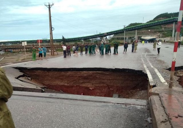  Hố tử thần xuất hiện, "nuốt" 5 người đi đường, 2 vợ chồng tử vong: Vào tháng 7/2019, do ảnh hưởng của bão số 2, tỉnh Thanh Hóa xuất hiện mưa lớn, vụ sụt lún đã xảy ra tại mặt đường 513 đầu cầu Yên Hòa, thuộc địa phận xã Hải Hà, huyện Tĩnh Gia. Vụ việc sụt lún mặt đường trong đêm đã khiến 5 người thương vong. Lực lượng chức năng chỉ cứu được 3 người, 2 nạn nhân khác tử vong do thi thể bị khối nhựa mặt đường và đất đá đè lên. (Ảnh: Thương Trường) 