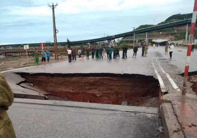  Hố tử thần xuất hiện, "nuốt" 5 người đi đường, 2 vợ chồng tử vong: Vào tháng 7/2019, do ảnh hưởng của bão số 2, tỉnh Thanh Hóa xuất hiện mưa lớn, vụ sụt lún đã xảy ra tại mặt đường 513 đầu cầu Yên Hòa, thuộc địa phận xã Hải Hà, huyện Tĩnh Gia. Vụ việc sụt lún mặt đường trong đêm đã khiến 5 người thương vong. Lực lượng chức năng chỉ cứu được 3 người, 2 nạn nhân khác tử vong do thi thể bị khối nhựa mặt đường và đất đá đè lên. (Ảnh: Thương Trường) 
