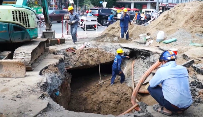  Hố tử thần xuất hiện giữa giao lộ: Đêm 2/11/2020 tại giao lộ Phan Văn Trị-Lê Thị Hồng, người dân tham gia giao thông phát hiện mặt đường bị sụt lún tạo hố tử thần có chiều dài khoảng 5m, rộng khoảng 3m, và sâu hơn 3m khiến nhiều phương tiện gặp nguy hiểm. Bên dưới hố một hàm ếch rộng có thể phá vỡ mặt đường của giao lộ này. (Ảnh: CAND)