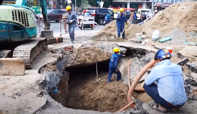  Hố tử thần xuất hiện giữa giao lộ: Đêm 2/11/2020 tại giao lộ Phan Văn Trị-Lê Thị Hồng, người dân tham gia giao thông phát hiện mặt đường bị sụt lún tạo hố tử thần có chiều dài khoảng 5m, rộng khoảng 3m, và sâu hơn 3m khiến nhiều phương tiện gặp nguy hiểm. Bên dưới hố một hàm ếch rộng có thể phá vỡ mặt đường của giao lộ này. (Ảnh: CAND)