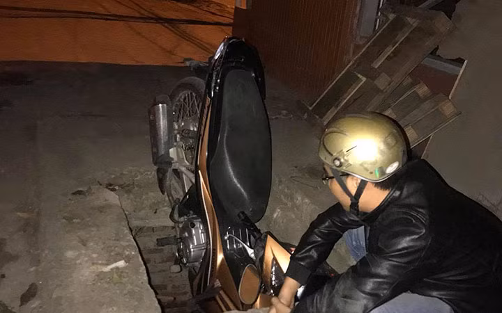  Thanh niên kêu cứu khi rơi xuống hố tử thần trong đêm 8/3: Một nam thanh niên may mắn thoát chết khi cả người và xe máy bất ngờ cắm đầu xuống hố tử thần trong đêm 8/3 tại Quốc lộ 32 tại vị trí ngay sát UBND phường Phúc Diễn (quận Bắc Từ Liêm, Hà Nội). Hố sâu khoảng 2m đầy đinh, cọc sắt, mảnh sành bên dưới. Rất may chiếc xe chỉ rơi xuống hố một phần, ngay sau đó nhiều người dân đã chạy đến đỡ nạn nhân ra khỏi hố. (Ảnh: VOV)