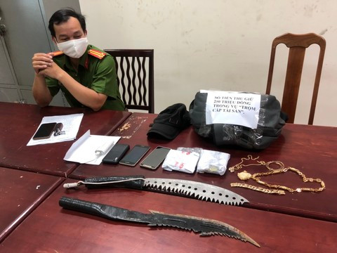 Sai Gon ngu trong nha cung bi cuop... va ti ti tinh huong oai oam-Hinh-4