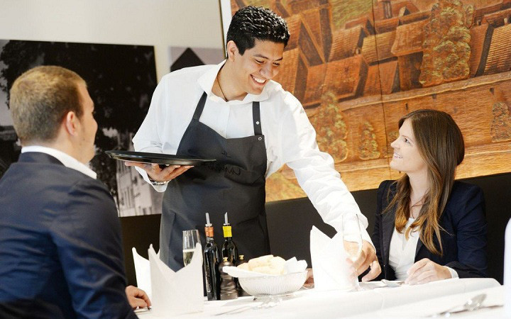 Dọn đĩa thừa trên bàn.