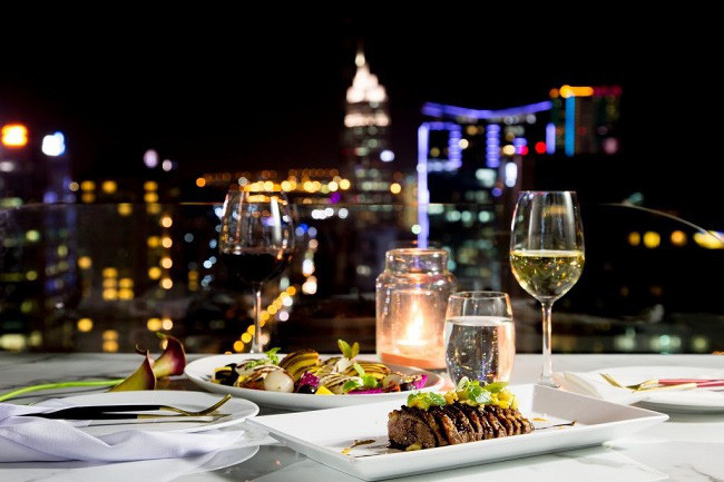 Tạo không gian đẹp cho thực khách.