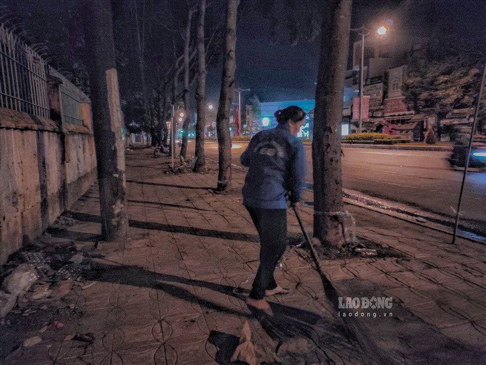 Được biết, họ thường bắt đầu công việc theo ca đêm, chia nhau các khu vực để làm. Công việc kết thúc sớm từ 3h đến 4h sáng, có khi xe rác đến muộn thì về trễ.