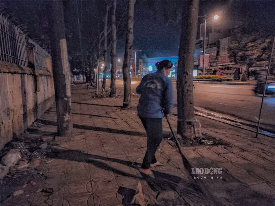 Được biết, họ thường bắt đầu công việc theo ca đêm, chia nhau các khu vực để làm. Công việc kết thúc sớm từ 3h đến 4h sáng, có khi xe rác đến muộn thì về trễ.