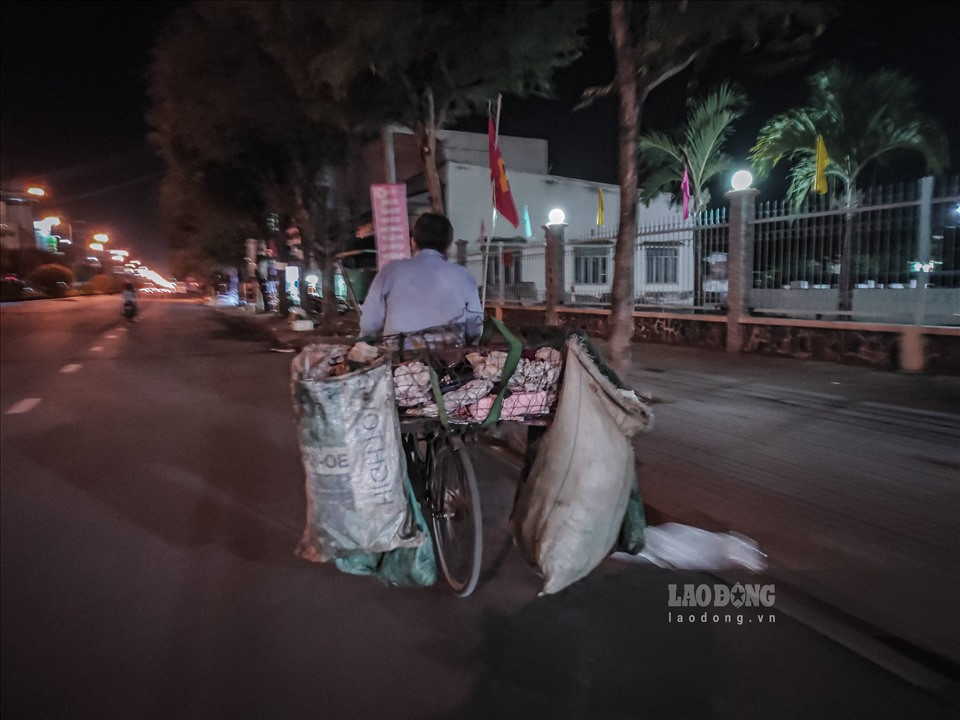 Trên khắp nẻo đường, không khó để nhận ra những người này, một chiếc xe, cùng nhiều bao đựng ve chai và giấy vụn được chở cồng kềnh trên chiếc xe đạp. Kiếp mưu sinh không bao giờ là dễ dàng với bất kì ai.