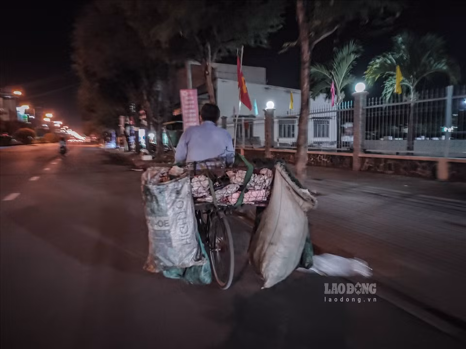 Trên khắp nẻo đường, không khó để nhận ra những người này, một chiếc xe, cùng nhiều bao đựng ve chai và giấy vụn được chở cồng kềnh trên chiếc xe đạp. Kiếp mưu sinh không bao giờ là dễ dàng với bất kì ai.