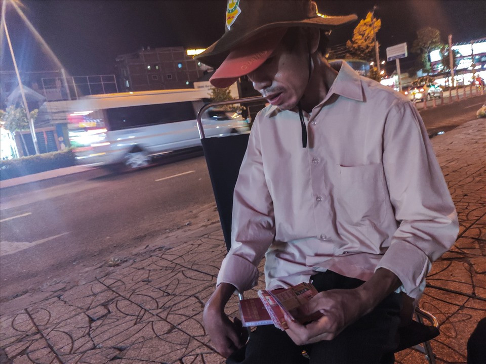 Theo anh Vũ (44 tuổi) chia sẻ: “Tôi bán vé số ở đây hơn chục năm rồi, hằng ngày tôi đi bộ khắp nơi để bán. Một ngày tôi bán 150 tờ, người ta thương thì người ta mua nhiều được về sớm. Còn ế thì có khi 4h, 5h sáng mới về tới nhà.”