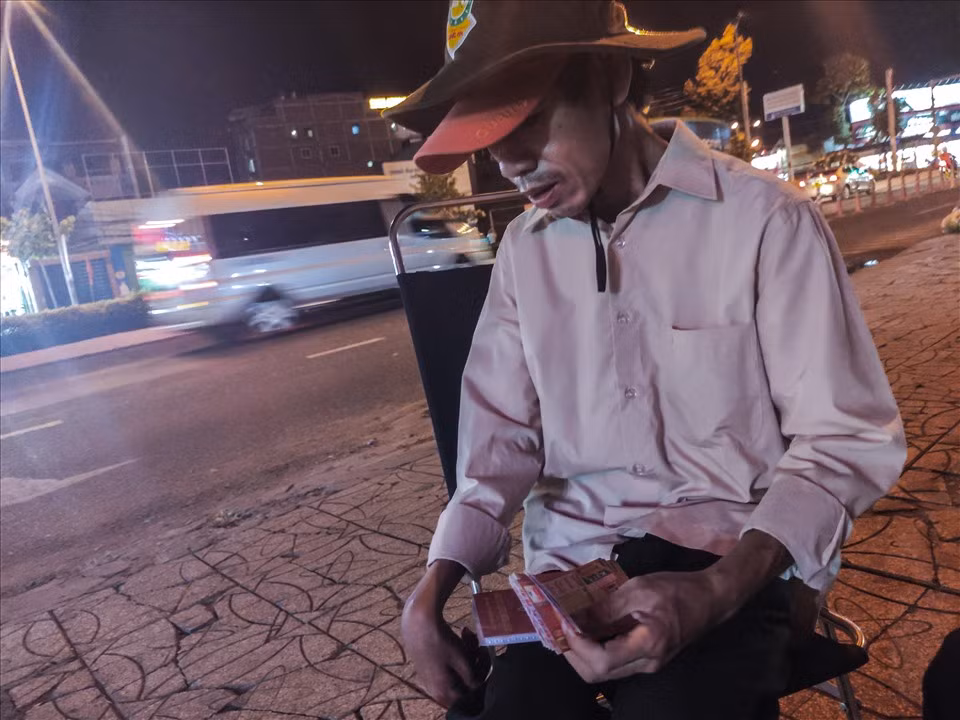 Theo anh Vũ (44 tuổi) chia sẻ: “Tôi bán vé số ở đây hơn chục năm rồi, hằng ngày tôi đi bộ khắp nơi để bán. Một ngày tôi bán 150 tờ, người ta thương thì người ta mua nhiều được về sớm. Còn ế thì có khi 4h, 5h sáng mới về tới nhà.”
