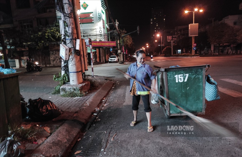 Đêm buông xuống, lúc ai cũng đều nghỉ ngơi thì những công nhân vệ sinh chỉ mới vừa mặc đồng phục, mang dụng cụ và bắt đầu ngày làm việc của mình.