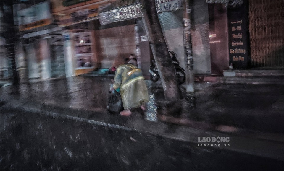 Tiết trời lạnh dần trong những ngày mưa đầu mùa. Vì mưu sinh, người dân lao động vẫn miệt mài làm việc trong đêm mưa rét.