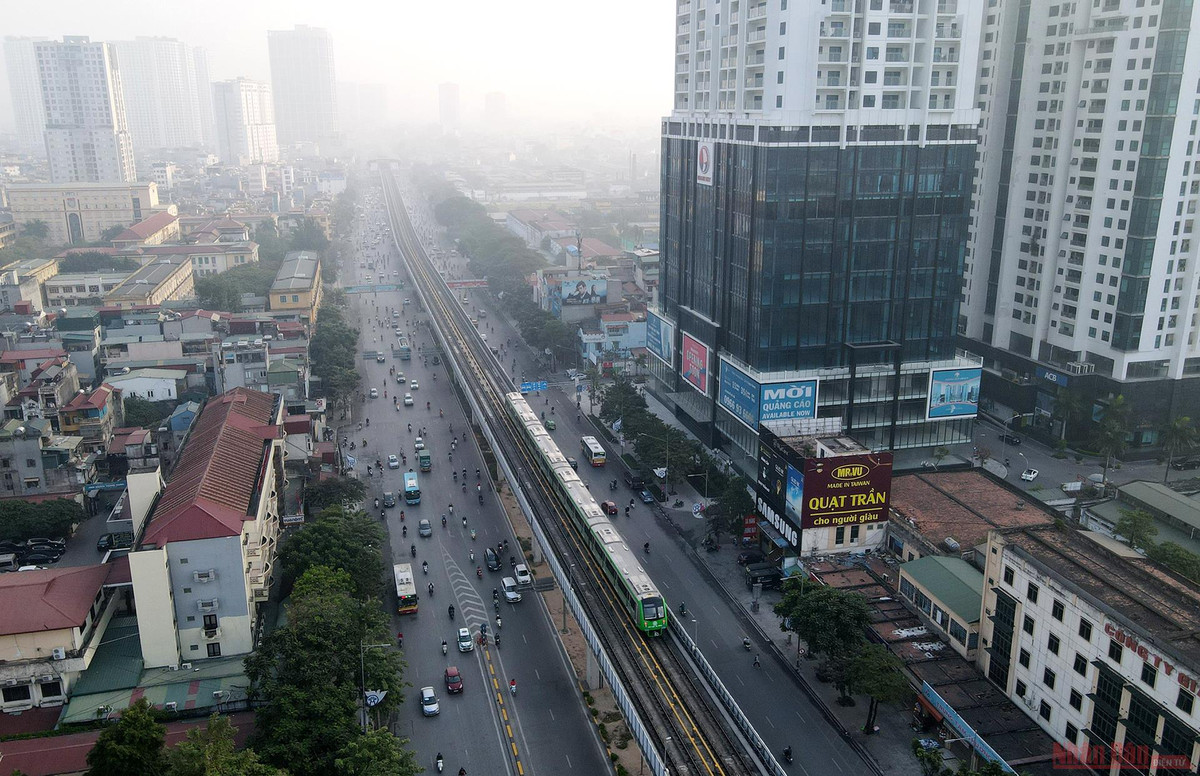 Toàn hệ thống dự án được vận hành theo cơ chế điều khiển tập trung, tự động từ Trung tâm Điều hành OCC đặt tại Depot Hà Đông. Các thông tin, tín hiệu của hệ thống tự động truyền về trung tâm điều hành để phục vụ chỉ huy, điều hành. (Ảnh: Nhân Dân)
