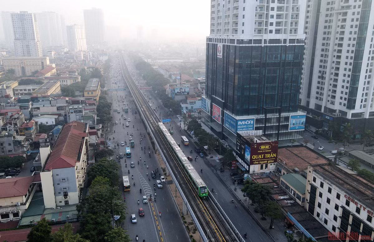 Toàn hệ thống dự án được vận hành theo cơ chế điều khiển tập trung, tự động từ Trung tâm Điều hành OCC đặt tại Depot Hà Đông. Các thông tin, tín hiệu của hệ thống tự động truyền về trung tâm điều hành để phục vụ chỉ huy, điều hành. (Ảnh: Nhân Dân)