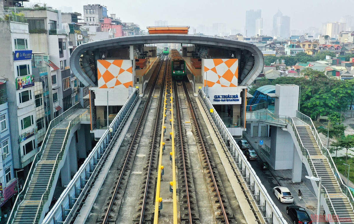 Các chuyến tàu sẽ chạy liên tục từ 5 giờ sáng đến 23h đêm trên tuyến Cát Linh - Hà Đông dài 13km. Đến mỗi nhà ga, tàu sẽ dừng khoảng 30 giây để đón trả khách như khi chạy thương mại. (Ảnh: Nhân Dân)