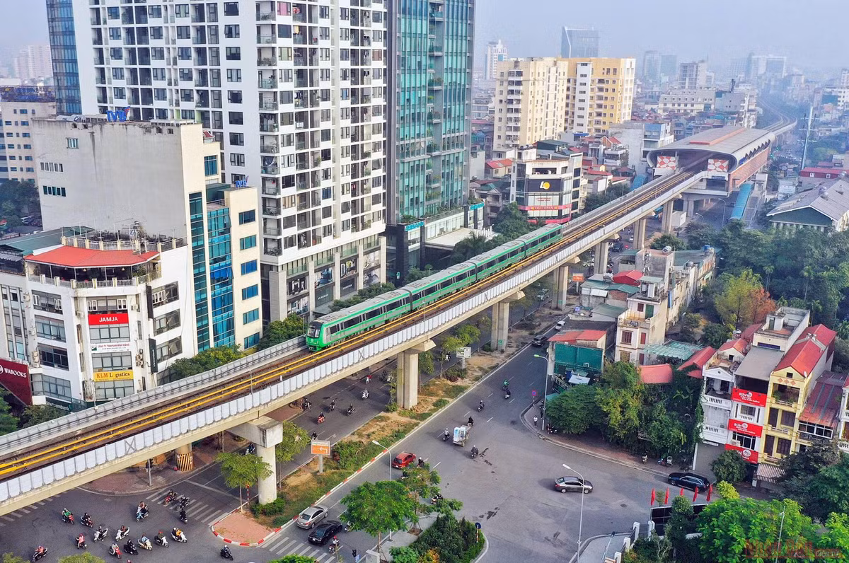 Mỗi đoàn tàu có bốn toa, sức chở hơn 900 người, vận tốc thiết kế 80km/h và vận tốc khai thác thương mại trung bình 35km/h. (Ảnh: Nhân Dân)
