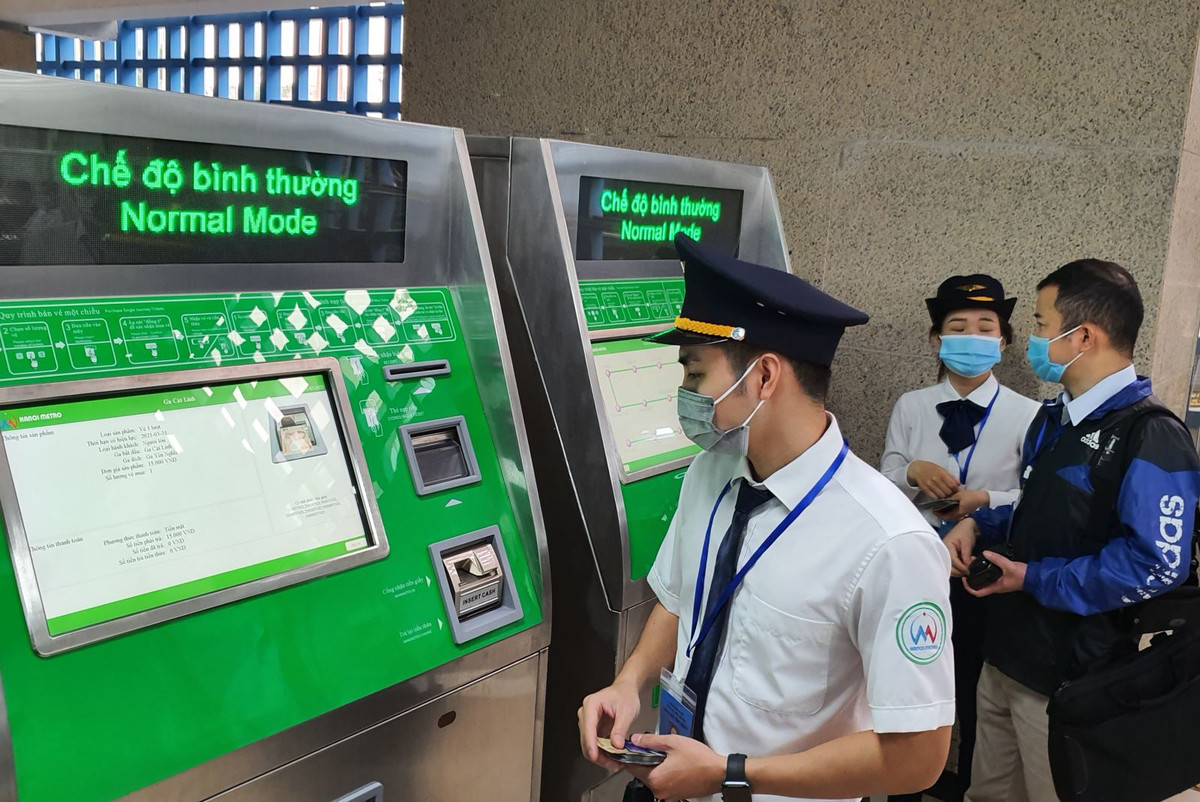 Quầy bán vé tự động có nhân viên hướng dẫn. (Ảnh: Tin Tức)
