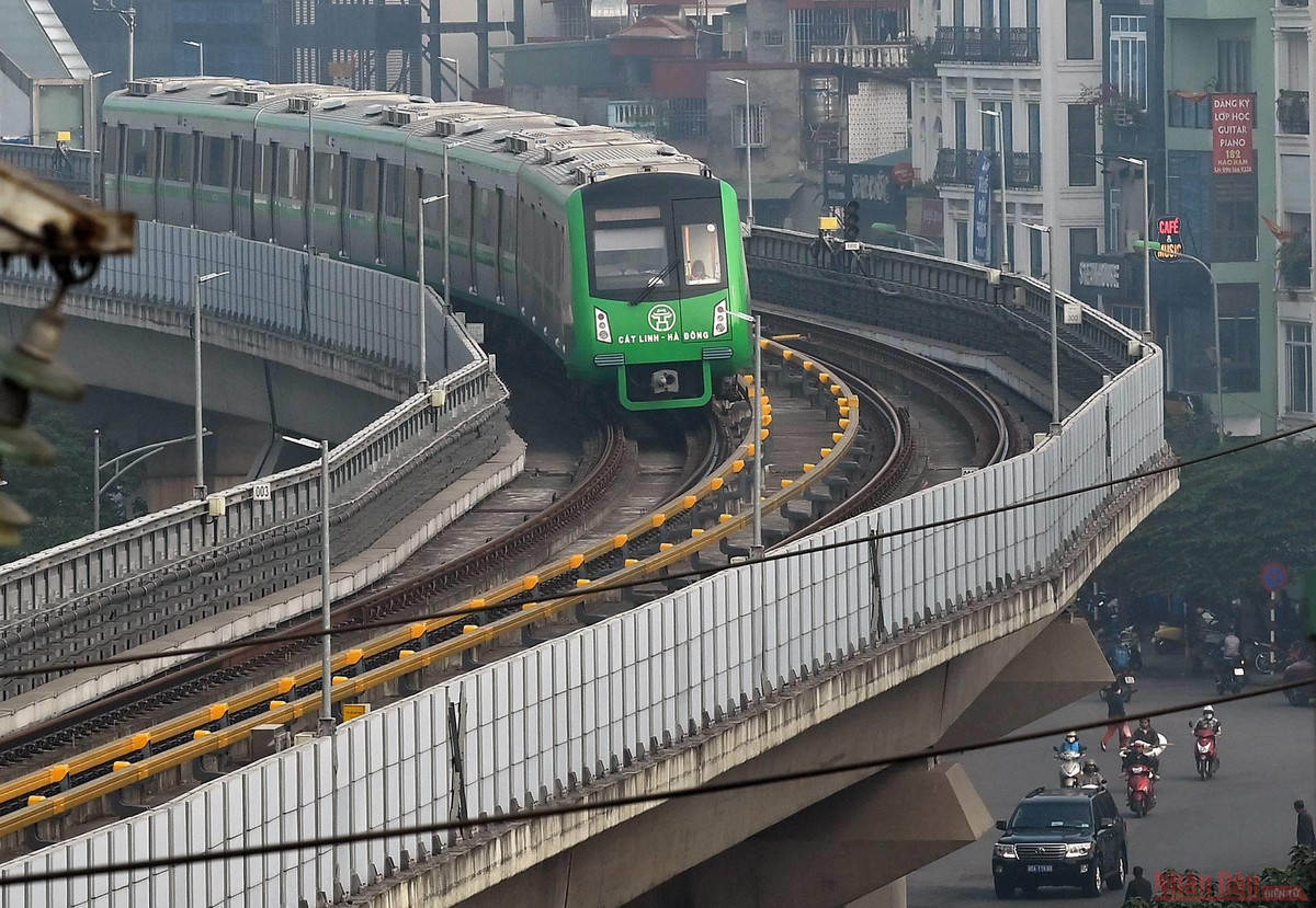 Trong thời gian chờ vận hành thương mại, các đoàn tàu tiếp tục được vận hành trên chính tuyến vào ban ngày, ban tối theo kế hoạch của chủ đầu tư và tổng thầu vận hành để duy trì hoạt động của hệ thống thiết bị (điện, thông tin tín hiệu, đoàn tàu...). Khi dự án được đưa vào khai thác thương mại sẽ hoạt động theo biểu đồ được Sở GTVT Hà Nội quản lý, chấp thuận và sẽ hoạt động liên tục từ 5 - 23h hàng ngày. (Ảnh: Nhân Dân)
