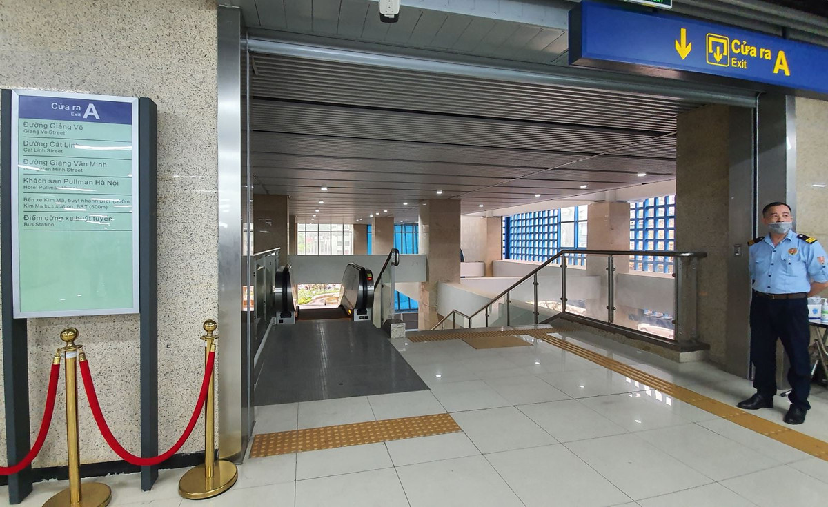 Cửa ra vào nhà ga đều bố trí nhân viên hướng dẫn hành khách và bảng thông báo ga lên, xuống. (Ảnh: Tin Tức)