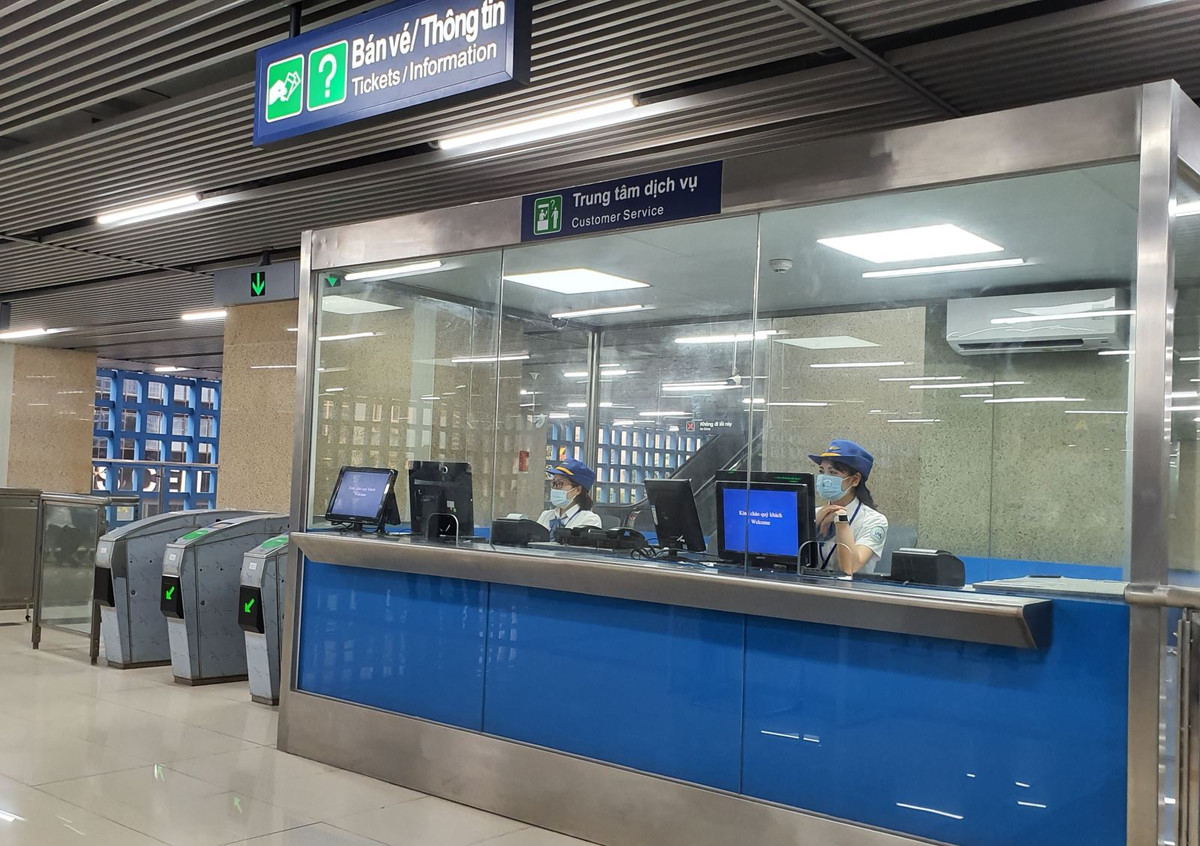 Ga Cát Linh gồm hai tầng, để lên nhà ga từ dưới hè đường, hành khách có thể dùng thang máy hoặc thang bộ. Tầng 1 là khu vực khách mua vé tàu, đi qua cổng soát vé và có thể nghỉ ngơi, sau đó lên tầng 2 để chờ tàu. Mặt bằng 2 tầng nhà ga đều bố trí nhân viên trực hướng dẫn hành khách và thông qua bằng hệ thống loa phát thanh như tại sân bay (có thang máy thẳng dành riêng, lối dẫn định hướng cho người khuyết tật). (Ảnh: Tin Tức)