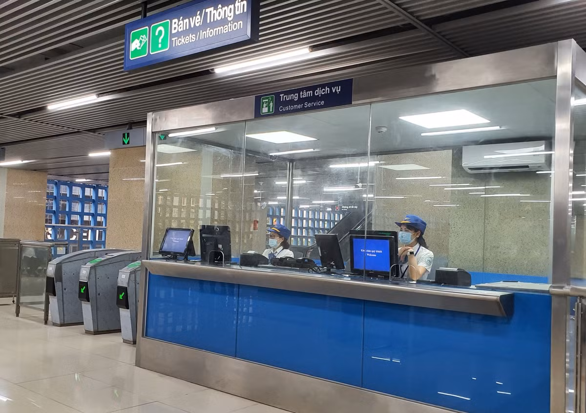 Ga Cát Linh gồm hai tầng, để lên nhà ga từ dưới hè đường, hành khách có thể dùng thang máy hoặc thang bộ. Tầng 1 là khu vực khách mua vé tàu, đi qua cổng soát vé và có thể nghỉ ngơi, sau đó lên tầng 2 để chờ tàu. Mặt bằng 2 tầng nhà ga đều bố trí nhân viên trực hướng dẫn hành khách và thông qua bằng hệ thống loa phát thanh như tại sân bay (có thang máy thẳng dành riêng, lối dẫn định hướng cho người khuyết tật). (Ảnh: Tin Tức)