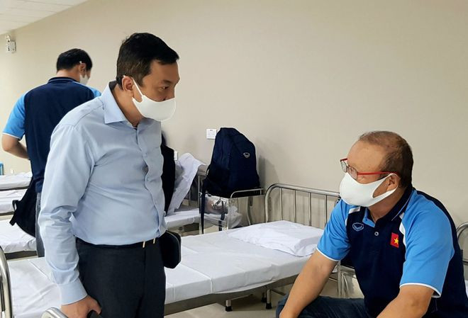 Phó chủ tịch Liên đoàn bóng đá Việt Nam (VFF) Trần Quốc Tuấn cùng với HLV Park Hang-seo có mặt trong buổi tiêm vắc-xin COVID-19 sáng 5/4 tại Bệnh viện Trung ương Quân đội 108 (Hà Nội).