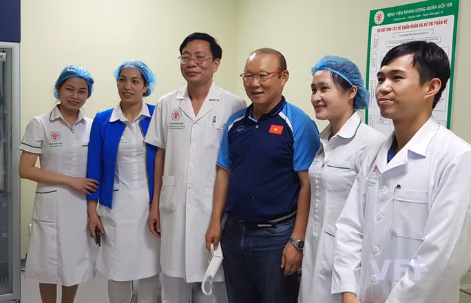 HLV Park Hang-seo cung cac cong su tiem vac-xin COVID-19-Hinh-2