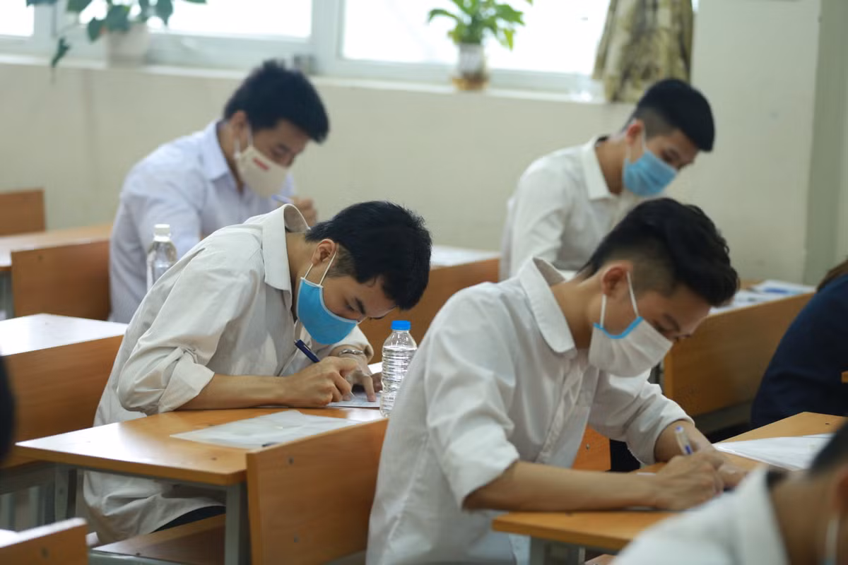 Thí sinh học chương trình giáo dục thường xuyên phải làm 3 bài thi, gồm 2 bài độc lập là toán, ngữ văn và một bài thi tổ hợp do thí sinh tự chọn. Thí sinh hệ giáo dục thường xuyên có thể đăng ký dự thi thêm bài thi ngoại ngữ để lấy kết quả xét tuyển sinh. (Ảnh: Đại đoàn kết)