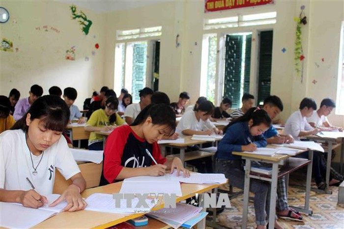 Sáng 8/7, thi sinh thi tốt nghiệp THPT năm 2021 làm các bài thi Khoa học Tự nhiên hoặc Khoa học Xã hội. Thời gian làm mỗi môn thi thành phần trong bài thi tổ hợp là 50 phút. Chiều 8/7, thí sinh làm bài thi môn Ngoại ngữ với thời gian 60 phút. Sáng 9/7 là buổi thi dự phòng. (Ảnh: TTXVN)