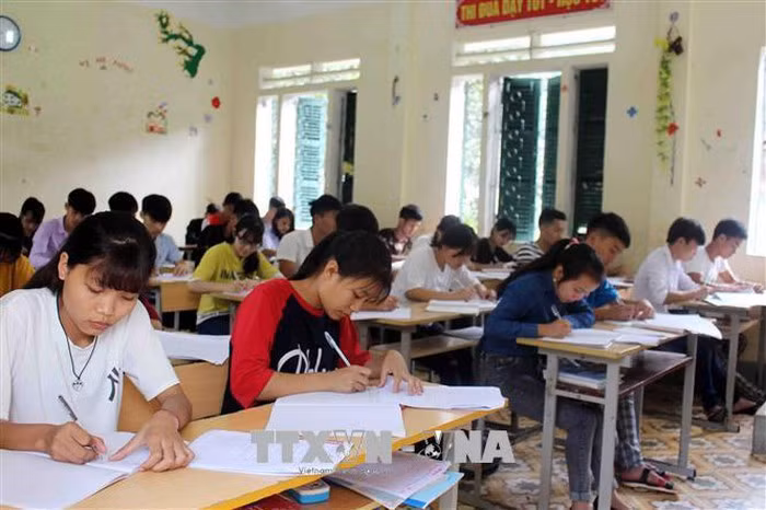 Sáng 8/7, thi sinh thi tốt nghiệp THPT năm 2021 làm các bài thi Khoa học Tự nhiên hoặc Khoa học Xã hội. Thời gian làm mỗi môn thi thành phần trong bài thi tổ hợp là 50 phút. Chiều 8/7, thí sinh làm bài thi môn Ngoại ngữ với thời gian 60 phút. Sáng 9/7 là buổi thi dự phòng. (Ảnh: TTXVN)