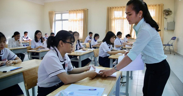 Bài thi tổ hợp khoa học tự nhiên gồm các môn thi thành phần vật lý, hóa học, sinh học; bài thi tổ hợp khoa học xã hội gồm các môn thi thành phần lịch sử, địa lý, giáo dục công dân (đối với thí sinh học chương trình giáo dục phổ thông) hoặc lịch sử, địa lý (đối với thí sinh học chương trình giáo dục thường xuyên). (Ảnh: Luật VN)
