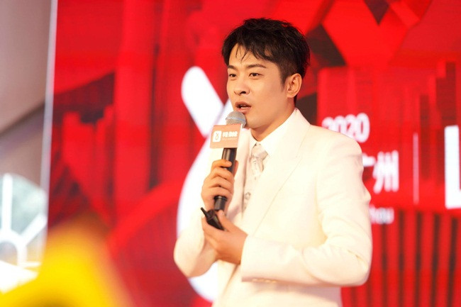 Năm 2019, trong lễ hội mua sắm trên nền tảng Kuishou, Xinba mang về doanh thu hơn 57 triệu USD/ngày. Còn trong năm 2019, anh chàng này mang về số tiền hơn 1,9 tỷ USD thông qua livestream.