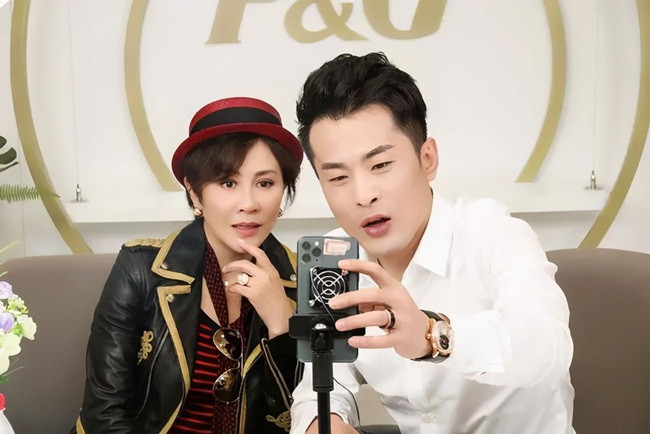 Điều đáng nói là số tiền bán hàng trong chương trình nói trên còn vượt cả trung tâm mua sắm Times Square ở Hong Kong bán trong cả năm 2020. Tháng 11 năm 2020, trong một buổi phát trực tiếp, anh chàng này đã bán được số hàng hóa trị giá 1,45 tỷ nhân dân tệ.