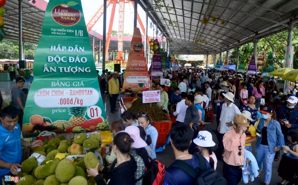 Các gian hàng trái cây luôn tấp nập khách.