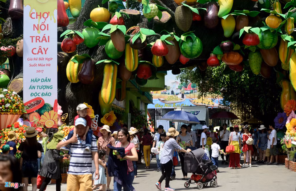Tại chợ nổi trái cây Nam bộ lần này, có 150 loại trái cây được bày bán trên 44 chiếc thuyền, ngoài tạo điểm nhấn cho khách tham quan thì đây cũng là nơi tiêu thụ lượn trái cây lớn cho vựa trái cây miền Tây, miền Đông Nam bộ đang vào mùa.