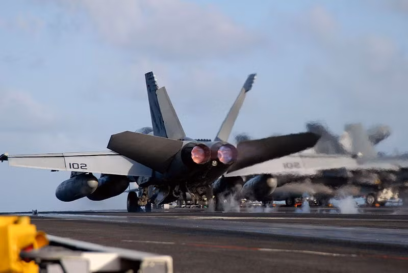 So với 8 chiếc tàu "anh", tàu sân bay USS Ronald Reagan có điểm khác biệt hệ thống phóng - thu hồi máy bay. Cụ thể, nó được trang bị 4 máy phóng thủy lực nhưng sẽ chỉ có 3 dây cáp hãm đà bố trí khu vực máy bay hạ cánh. Các tàu trước đó được trang bị 4 cáp, nhưng thực tiễn sử dụng Hải quân Mỹ thấy rằng hầu như dây thứ 4 hiếm khi được sử dụng. Nguồn ảnh: Wikipedia