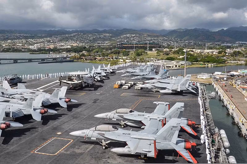Lực lượng không quân biên chế cho Nhóm tác chiến tàu sân bay số 5 USS Ronald Reagan là Không đoàn 5 (CVW-5) được biên chế các phi đoàn sau: phi đoàn 27, 102, 115 và 195 trang bị tiêm kích hạm F/A-18E/F Super Hornet; phi đoàn 125 trang bị máy bay cảnh báo sớm E-2D; phi đoàn tác chiến điện tử 141 trang bị máy bay EA-18G; phi đoàn không vận 30 trang bị vận tải cơ C-2A và hai phi đoàn trực thăng trang bị các máy bay MH-60S/R Seahawk. Nguồn ảnh: Wikipedia