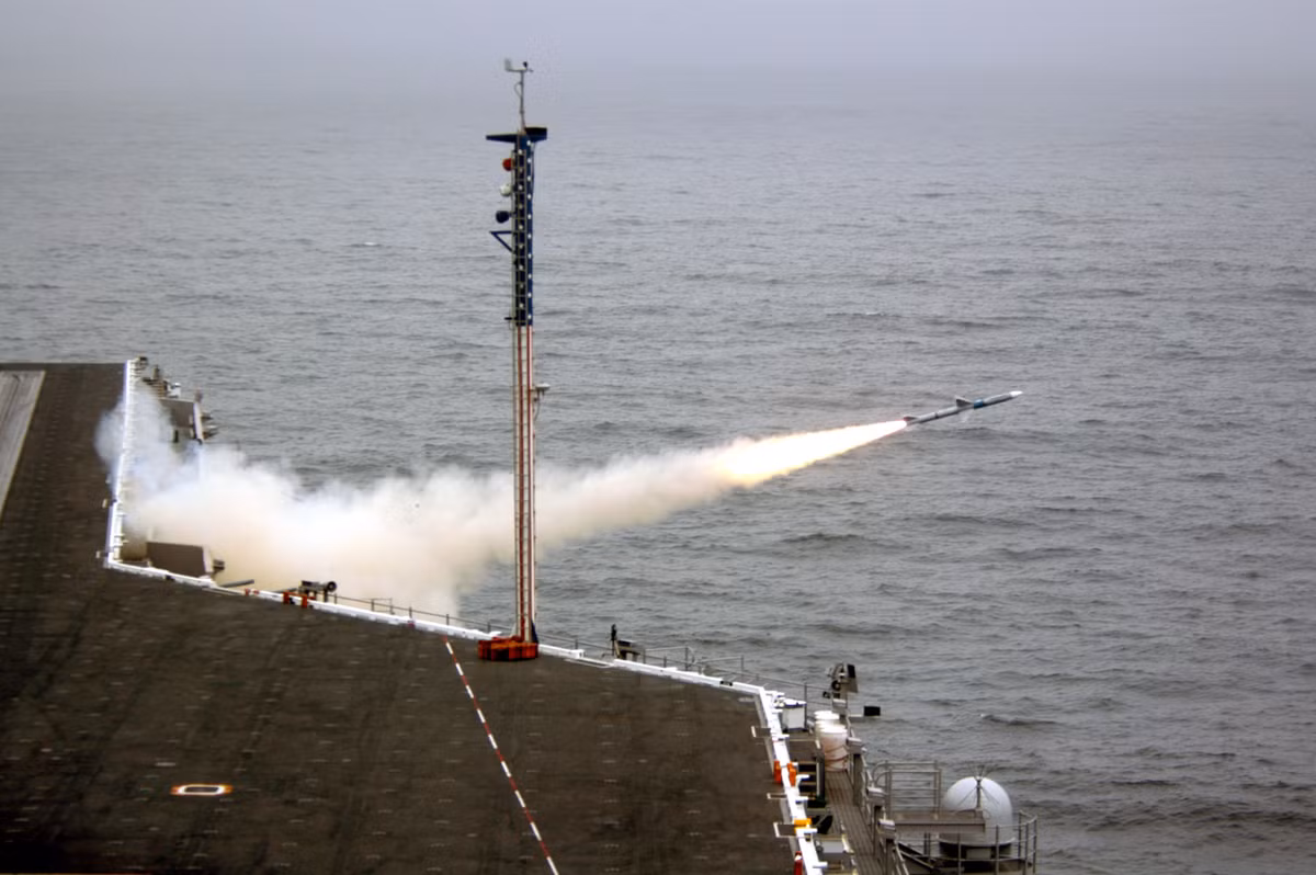 Hỏa lực của con tàu chỉ có các bệ phóng tên lửa phòng không tầm thấp ESSM hoặc RAM cùng tổ hợp pháo 20mm CIWS. Việc bảo vệ tàu sân bay chống mục tiêu trên không, mặt nước đều phải phụ thuộc vào đội tàu tuần dương, hộ tống theo kèm. Nguồn ảnh: Wikipedia