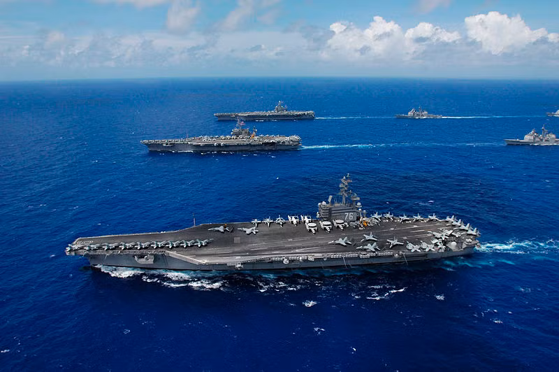 Dẫu vậy, có khả năng tàu sân bay USS Ronald Reagan sẽ được nhận nhiệm vụ này. Bởi chiếc hàng không mẫu hạm này đang được triển khai thường trú tại khu vực châu Á - Thái Bình Dương, thường xuyên có các cuộc tuần tra Biển Đông (hải phận quốc tế) những năm gần đây. Nguồn ảnh: Wikipedia