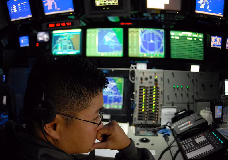 Bên trong phòng chỉ huy tác chiến con tàu. Tuy không được trang bị vũ khí hạng nặng, nhưng tàu sân bay Reagan cũng như lớp tàu Nimitz đều sở hữu hệ thống radar đồ sộ phục vụ cảnh giới, chỉ huy đường không. Nguồn ảnh: Wikipedia