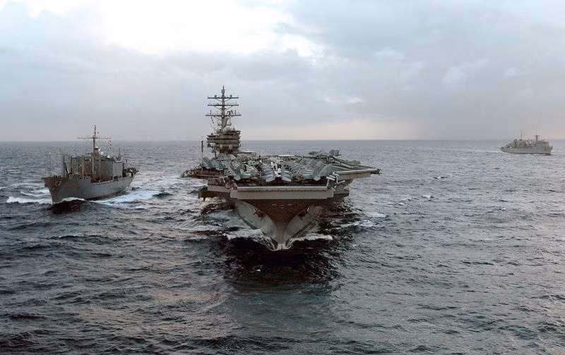 Từ ngày 1/10/2015, tàu sân bay USS Ronald Reagan (CVN-76) đã thay thế tàu USS George Washington triển khai thường trú tại quân cảng Yokosuka tại Nhật Bản. Do đó, khả năng cao nhất là con tàu này sẽ vinh dự nhận nhiệm vụ thăm Việt Nam vào năm tới. Ít có khả năng, Mỹ sẽ đem một tàu sân bay ở ngoài khu vực châu Á – Thái Bình Dương. Việc điều chuyển như vậy sẽ dễ dẫn tới xáo động đối với Hải quân Mỹ, bởi theo “hầu” tàu sân bay đi kèm cả đội hình hộ tống hùng hậu. Nguồn ảnh: Wikipedia
