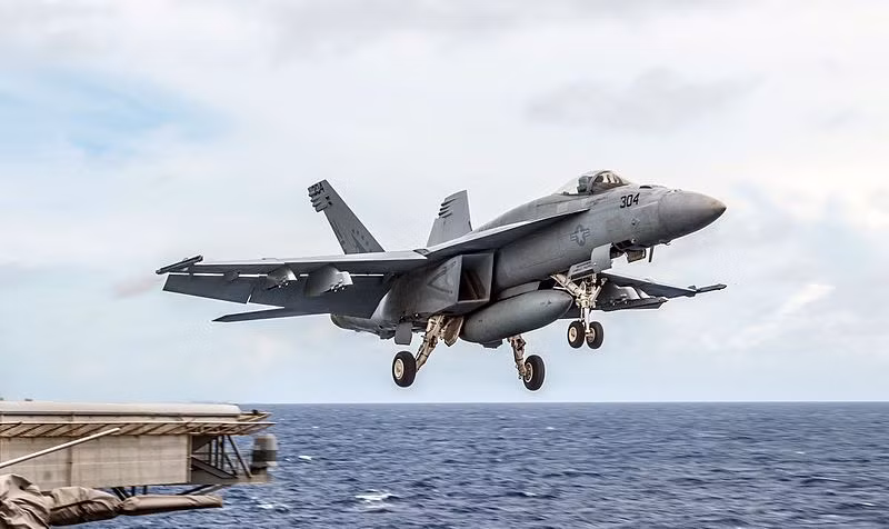 Trong ảnh, tiêm kích hạm F/A-18E Super Hornet cất cánh từ boong tàu sân bay hạt nhân Reagan. Nguồn ảnh: Wikipedia
