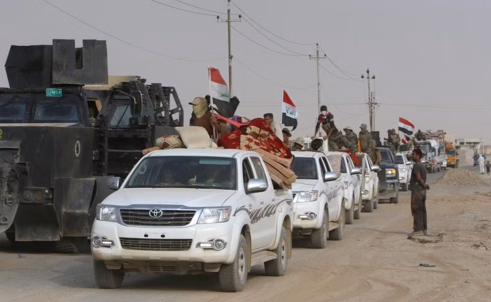 Đoàn xe của quân đội Iraq thẳng tiến vào thị trấn Iraq.