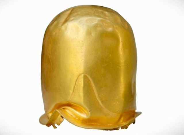 Bảo vật quốc gia Linga vàng có niên đại khoảng thế kỷ 8 - 9, là hiện vật gốc độc bản, quý hiếm, có hình thức độc đáo; có giá trị về lịch sử, văn hóa, thẩm mỹ; là biểu tượng của sự sinh sôi nảy nở của vạn vật và muôn loài, được chế tác rất đặc biệt có trọng lượng 78,36 gram, với tỷ lệ vàng ròng chiếm 90,4 %, 9,6% còn lại là bạc và đồng. Ảnh: Du lịch Bình Thuận.