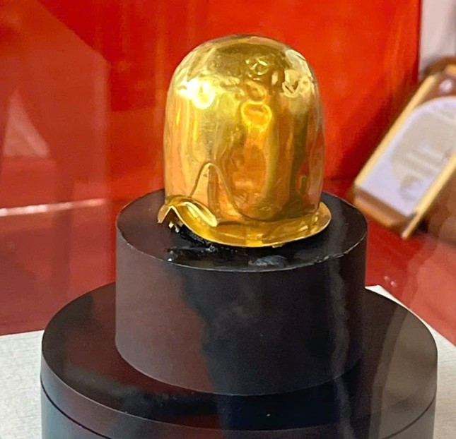 Theo Phó Giám đốc Sở Văn hóa, Thể thao và Du lịch tỉnh Bình Thuận Võ Thành Huy, Linga vàng được tìm thấy trong đợt khai quật khảo cổ năm 2013 tại khuôn viên Khu di tích tháp Po Dam (thôn Lạc Trị, xã Phú Lạc, huyện Tuy Phong, được xếp hạng di tích kiến trúc nghệ thuật quốc gia năm 1996). Ảnh: Tiền phong.